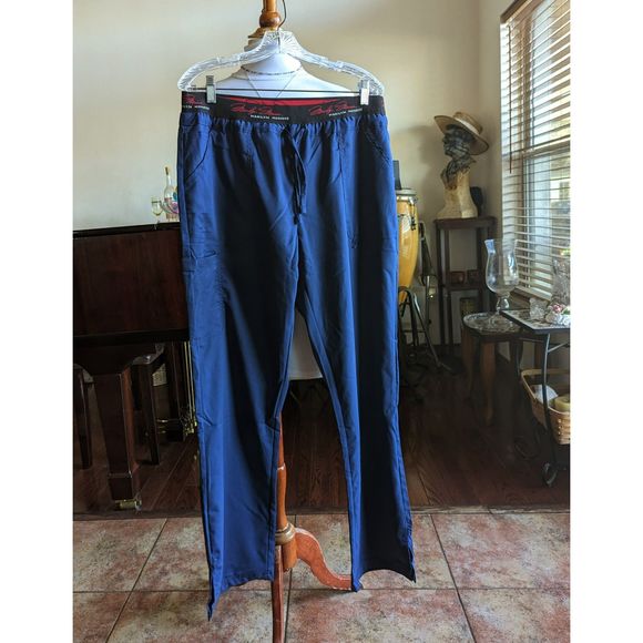 NWT  mediChic Marilyn Monroe stretch scrubs  SZ L - Picture 1 of 13